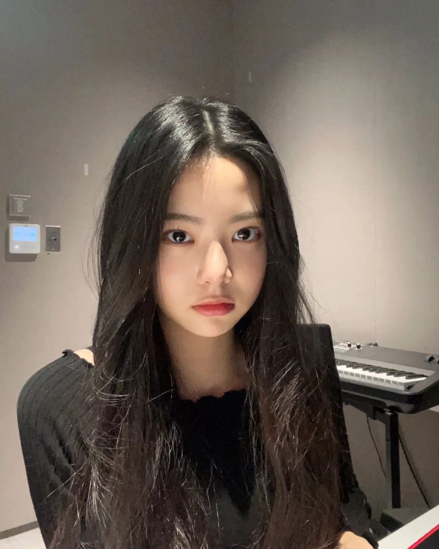Hong Eun-chae, wearing glasses and looking like a fairy