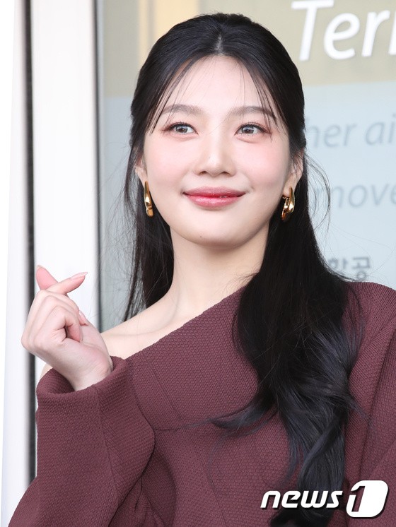 Red Velvet Joy, two flushed cheeks