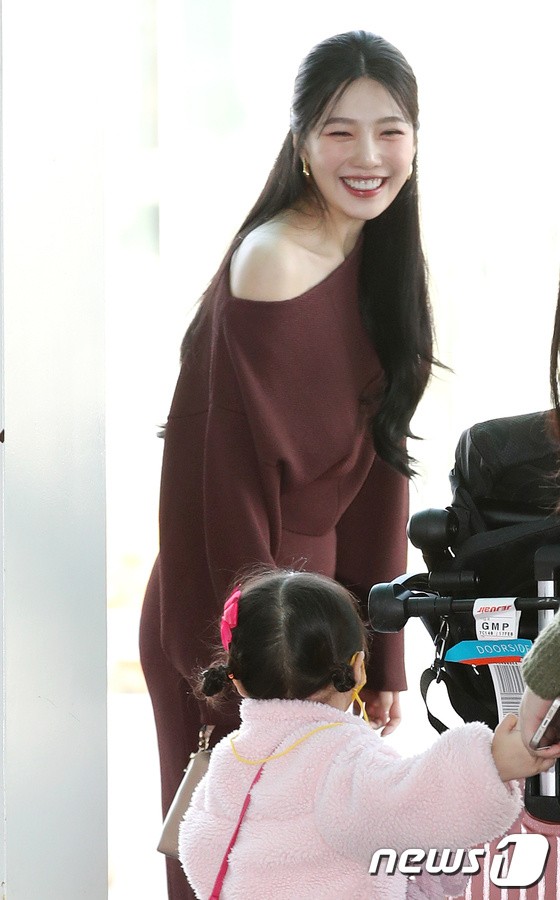 Red Velvet Joy, two flushed cheeks