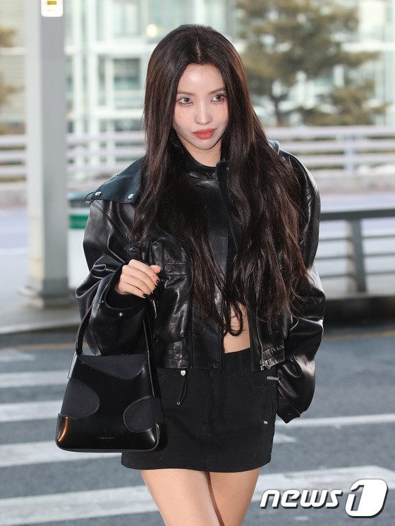 (G)I-DLE Jeon So-yeon, airport runway