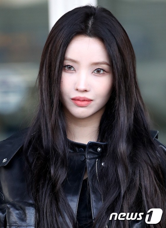 (G)I-DLE Jeon So-yeon, airport runway