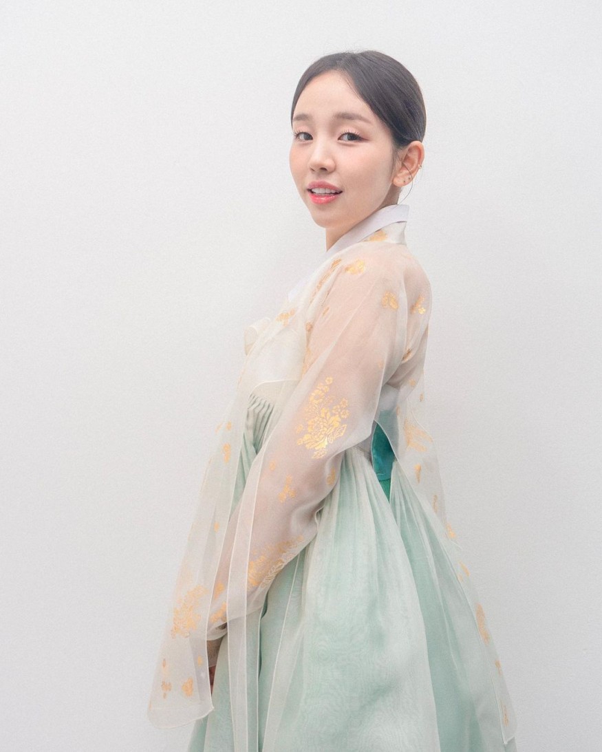 Baek A-yeon announces marriage directly… “Thank you, a new start together”