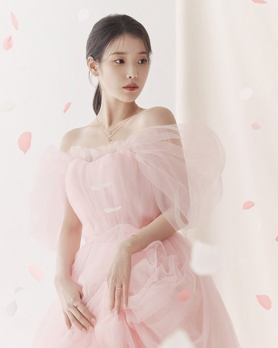 IU, fresh taste... The goddess of spring in the swaying petals
