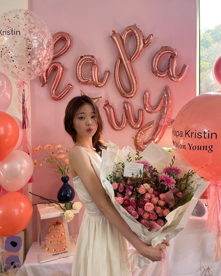 Jang Won-young, at the age of 20, her beauty is in full bloom.. Innocent beauty wearing a thong