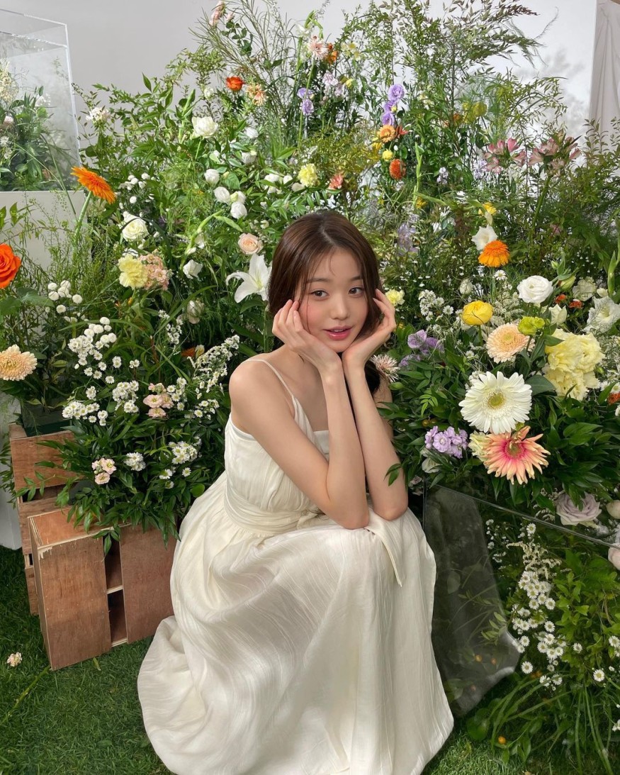 Jang Won-young, at the age of 20, her beauty is in full bloom.. Innocent beauty wearing a thong