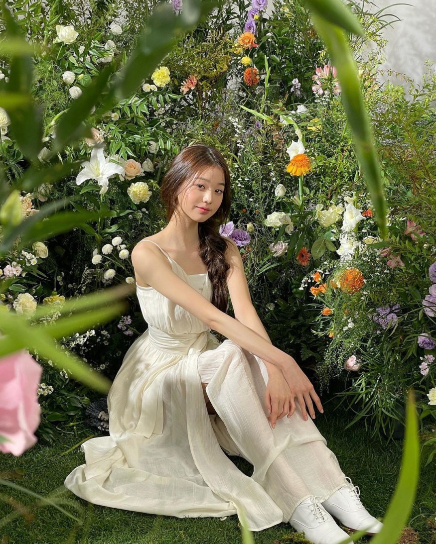 Jang Won-young, at the age of 20, her beauty is in full bloom.. Innocent beauty wearing a thong