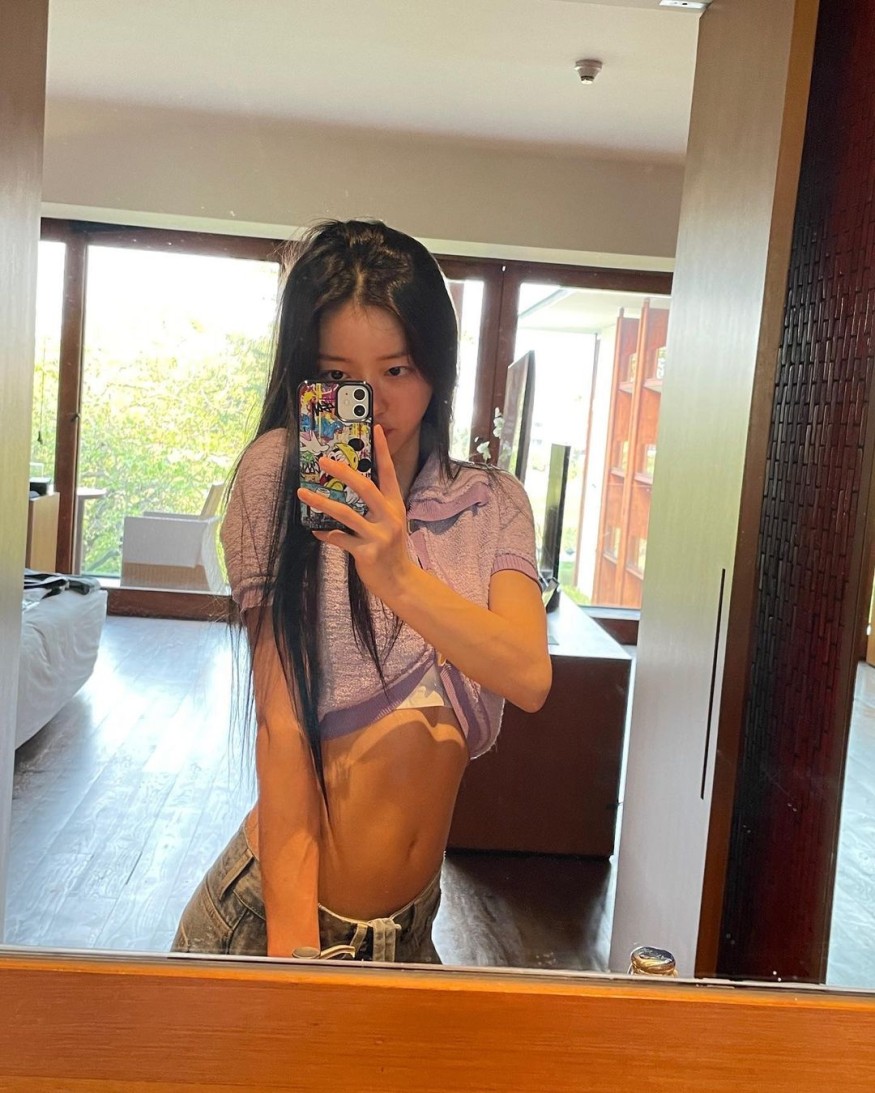 YooA, exposing her abs in a handful of waist... Idols are different