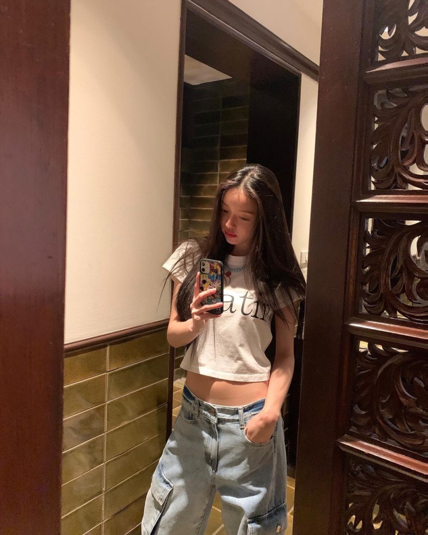 YooA, exposing her abs in a handful of waist... Idols are different