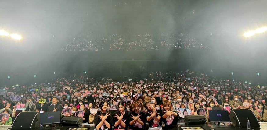 Apink successfully wraps up fan concert in Japan... "Every moment is happy"