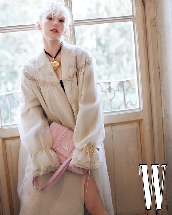 JEON SOMI, blonde living doll… From sexy to chic