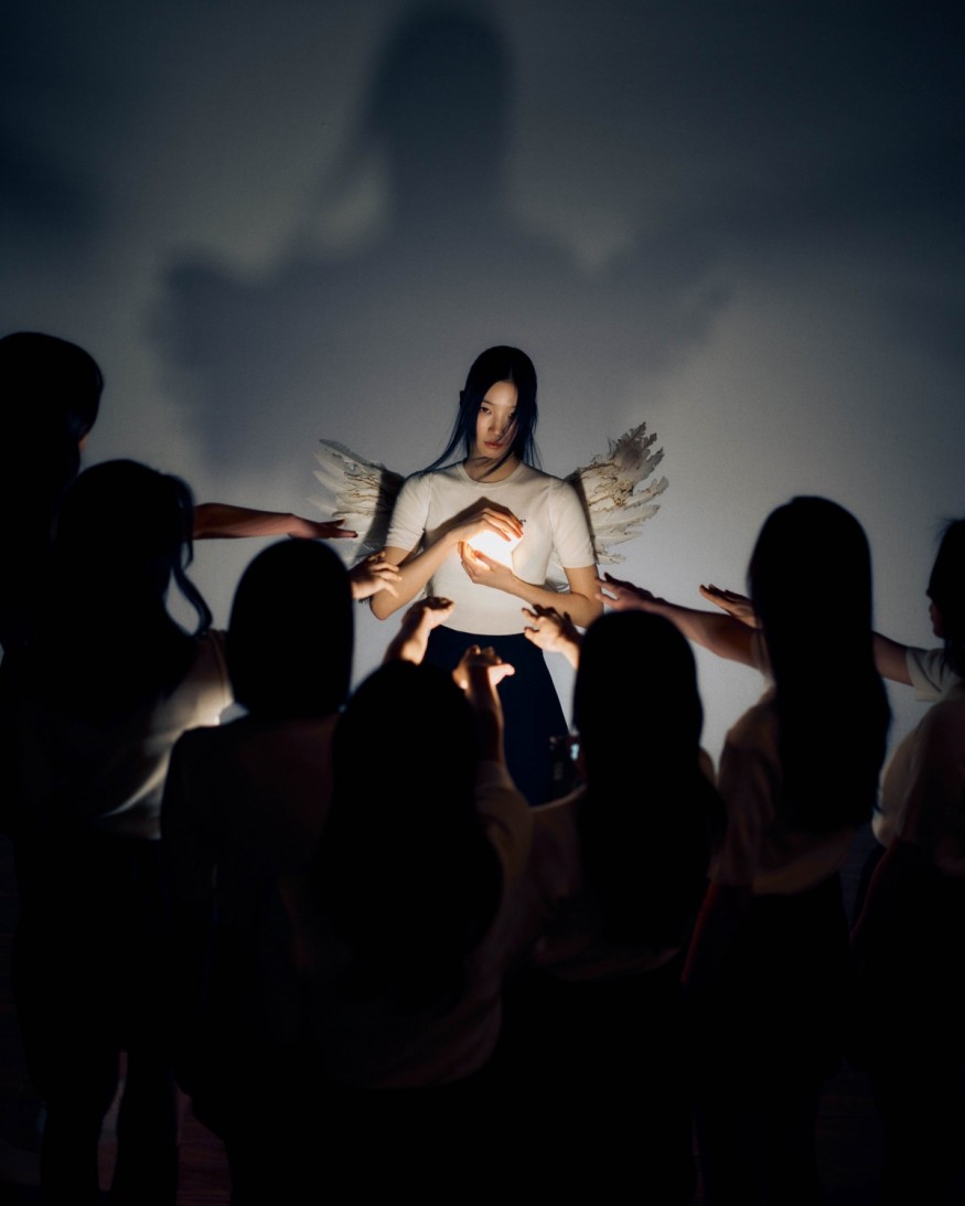 LE SSERAFIM, the first concept photo of the new album is released... 'Seol', an angel on the desk