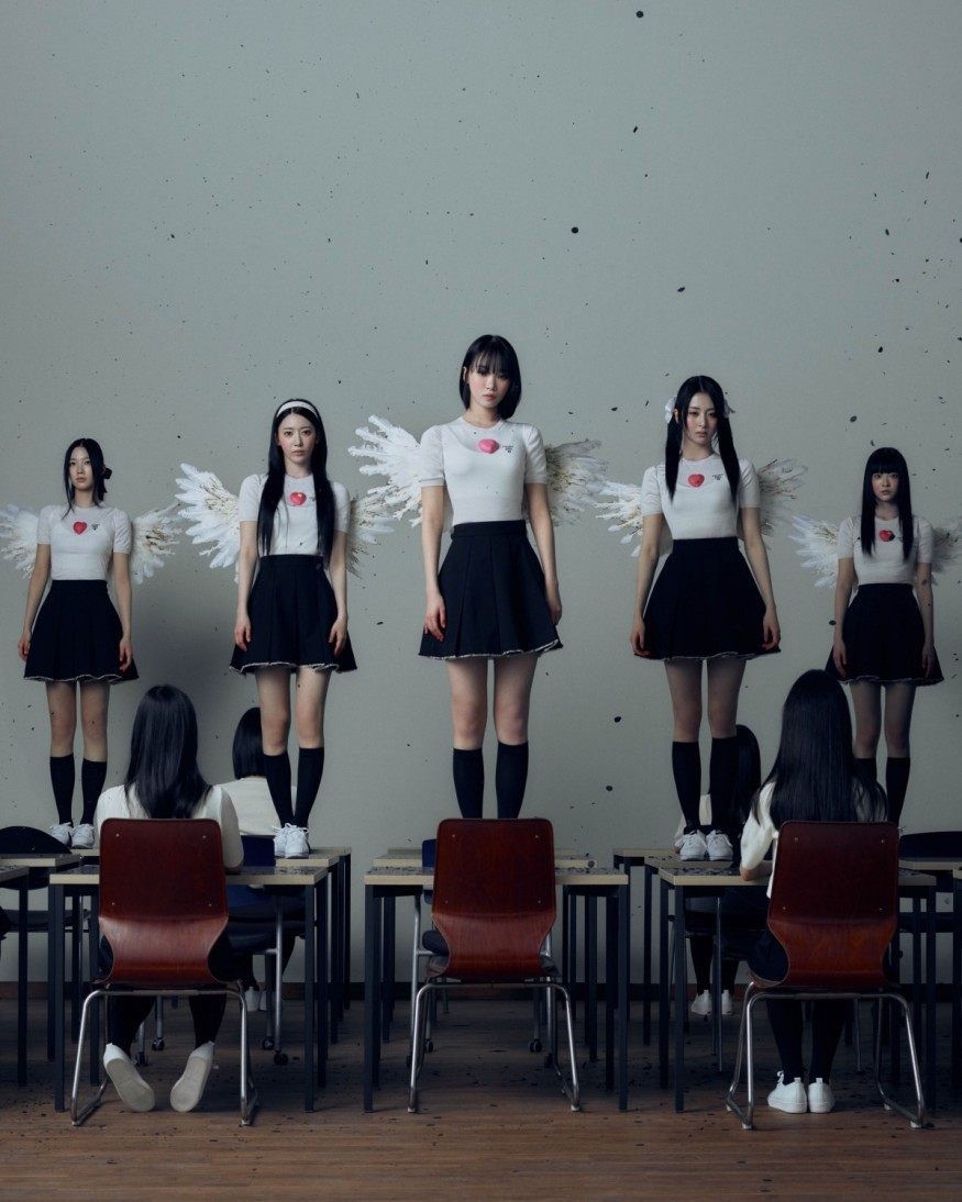 LE SSERAFIM, the first concept photo of the new album is released... 'Seol', an angel on the desk