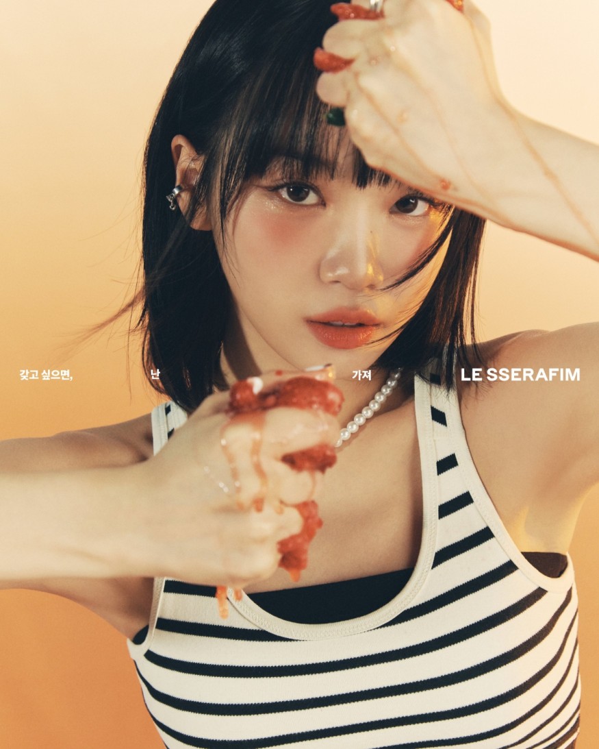 LE SSERAFIM, the first concept photo of the new album is released... 'Seol', an angel on the desk