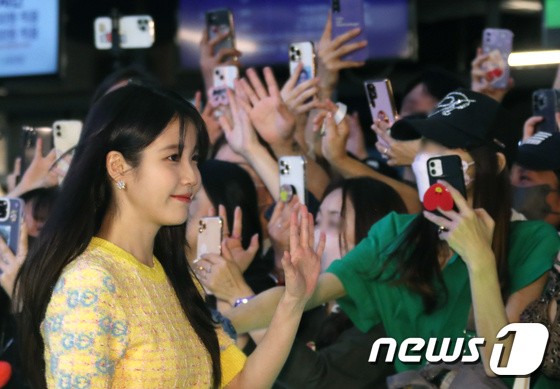 IU, your love smile is twinkling