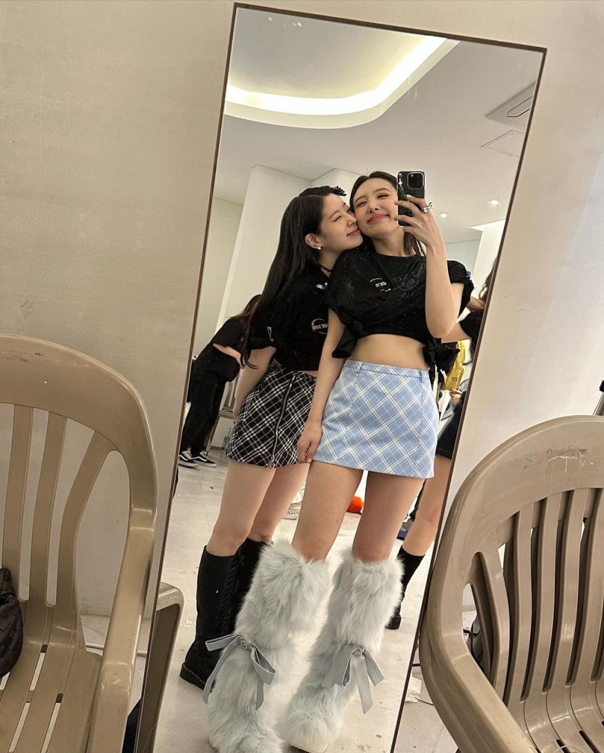 TWICE Nayeon, ant waist + luxury pelvis.. Perfect S-line