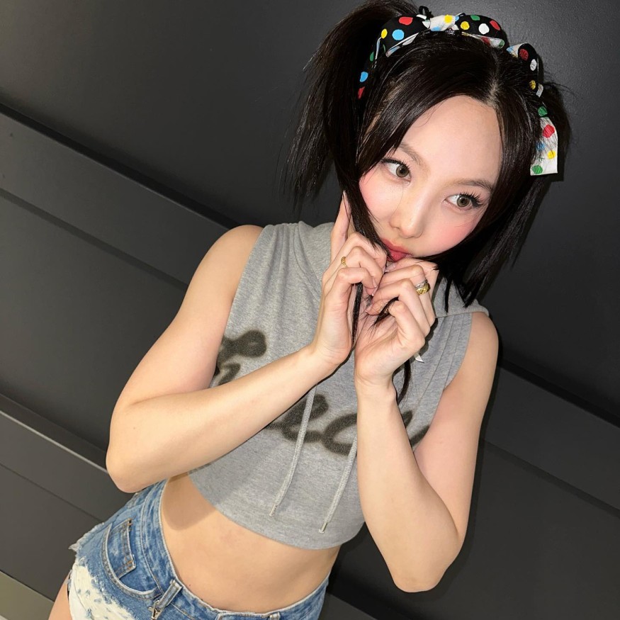 TWICE Nayeon, sleeveless + hot pants… lean body