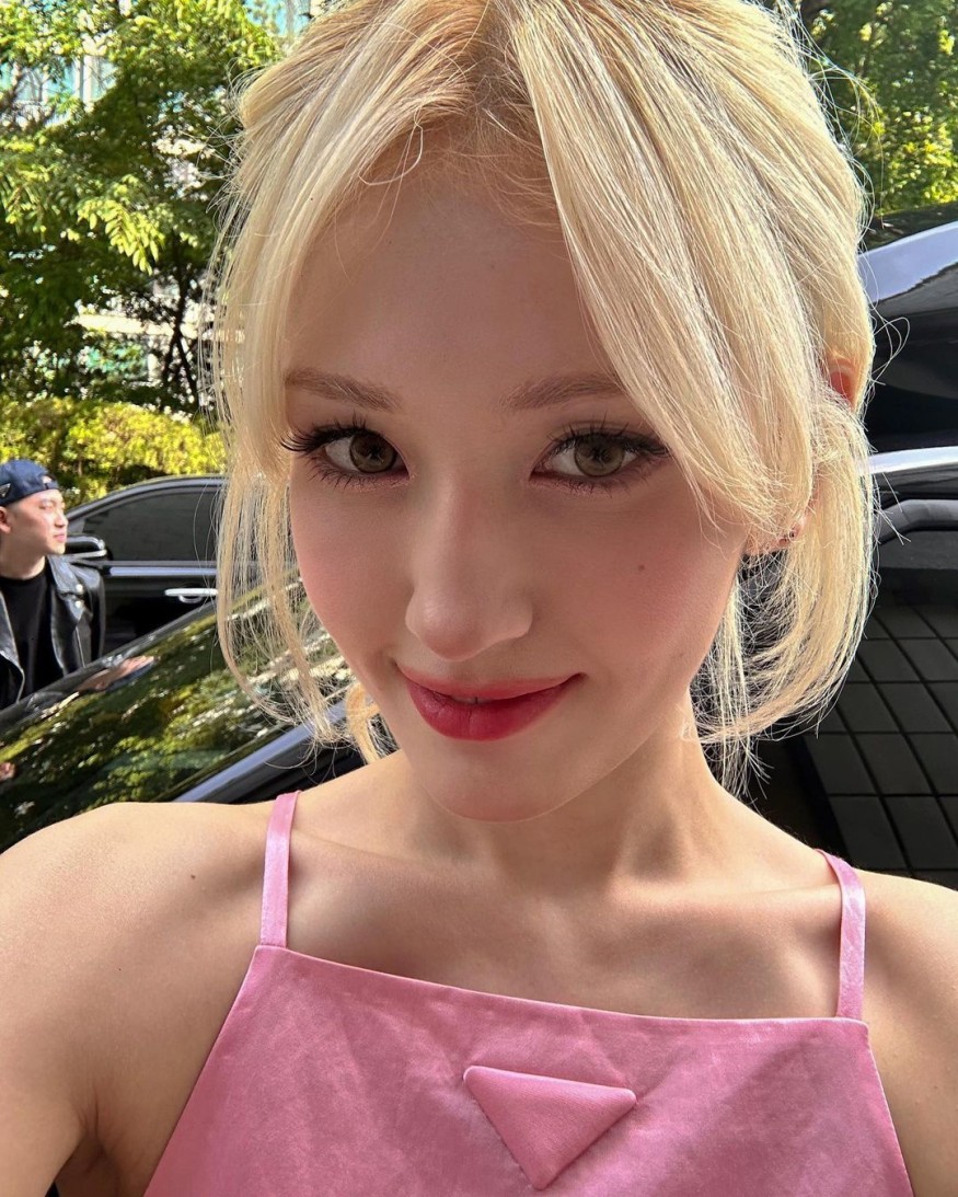 JEON SOMI, blonde + pink dress… It's a living Barbie doll