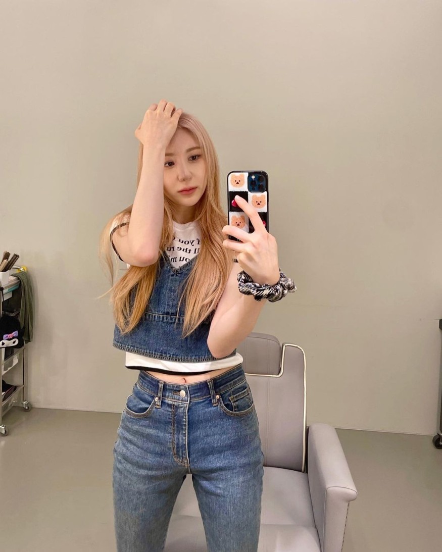 Lee Chae-yeon, hip + girly blue fashion