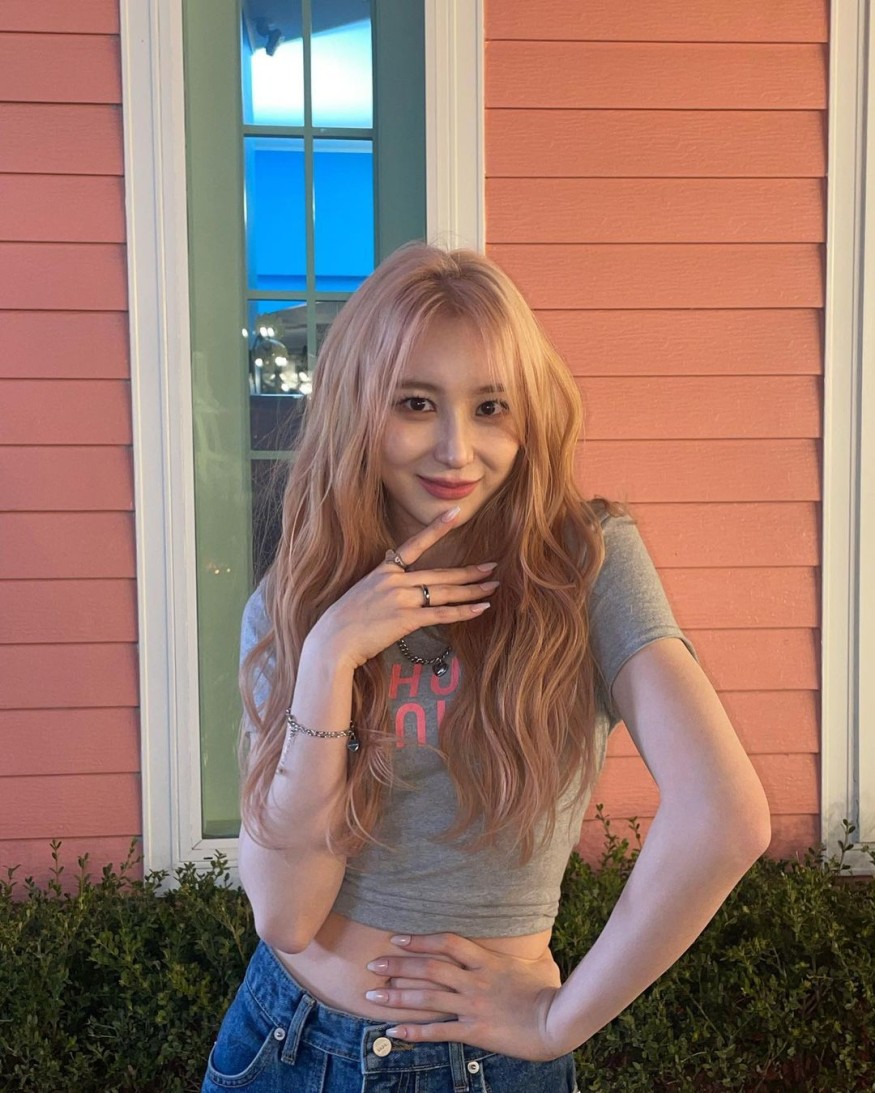 Lee Chae-yeon, hip + girly blue fashion
