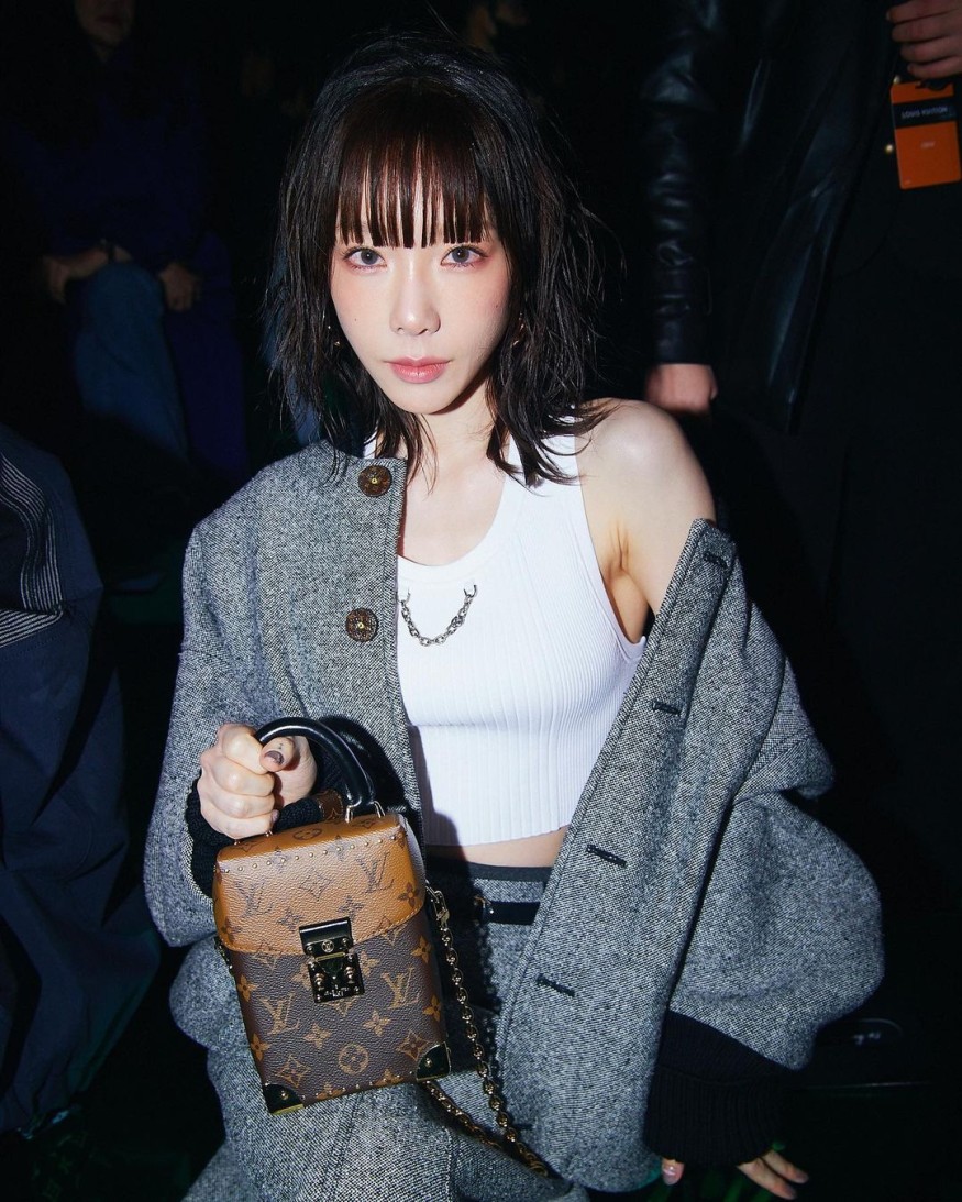 Taeyeon, cropped shirt + mini skirt for school look