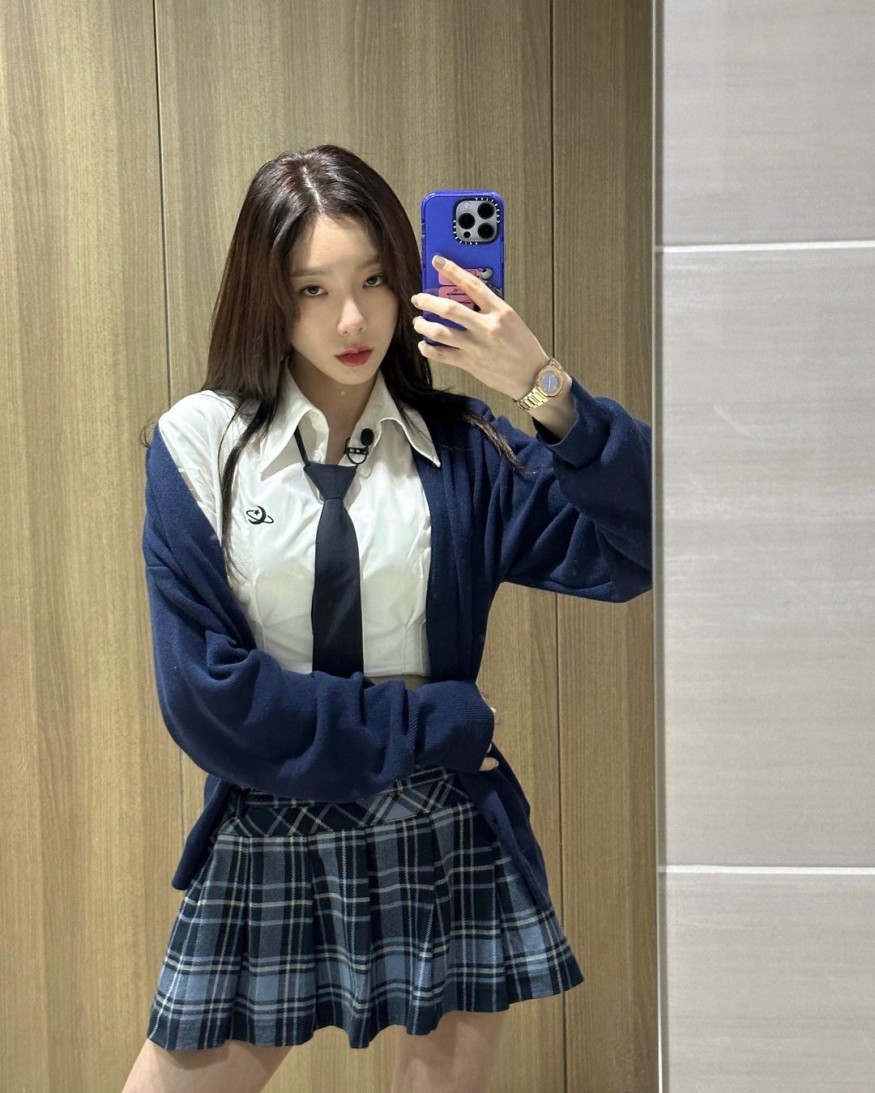 Taeyeon, cropped shirt + mini skirt for school look