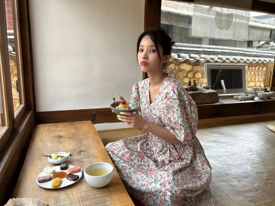 (G)I-DLE Jeon So-yeon, went to the race wearing a floral dress? Reversal of innocence