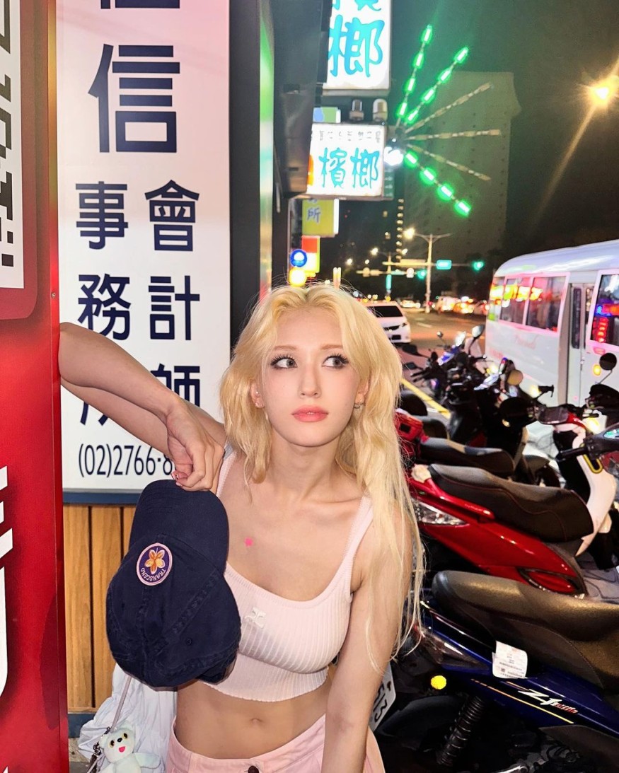 JEON SOMI boasts a glamorous sense of volume + solid S-line body