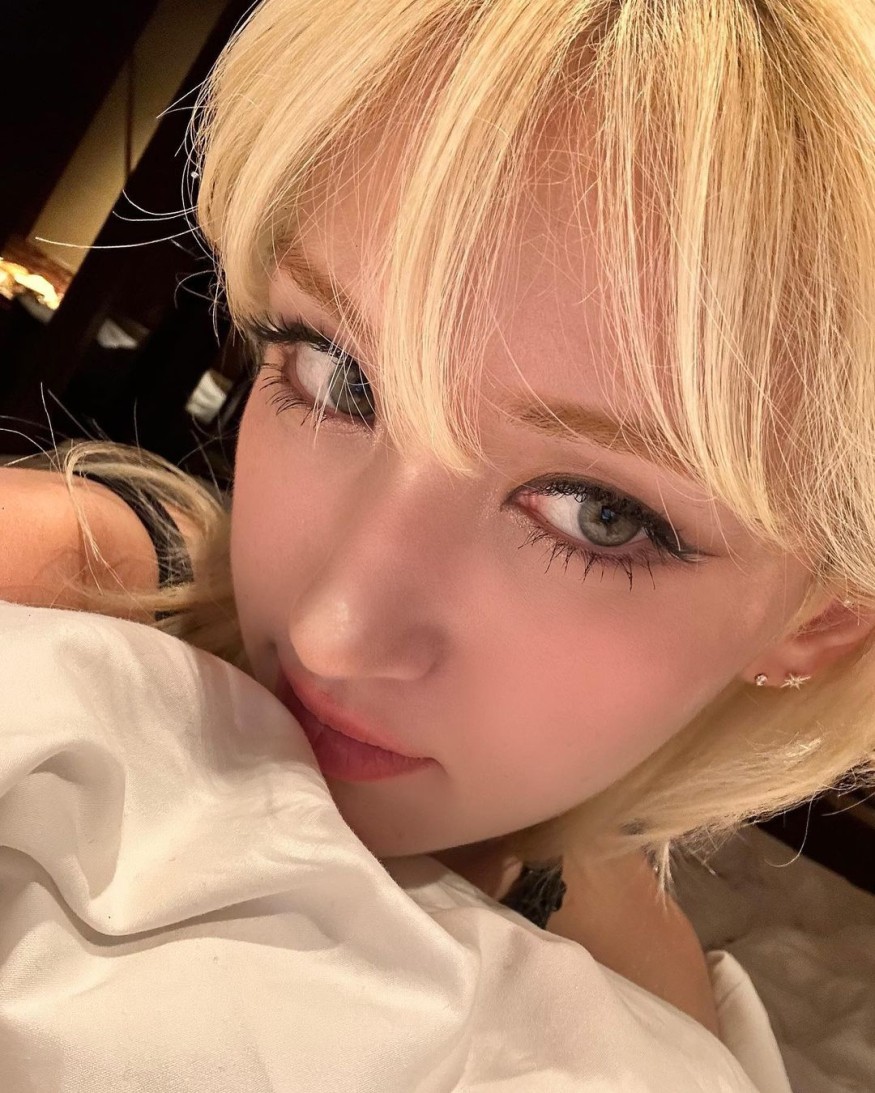 JEON SOMI boasts a glamorous sense of volume + solid S-line body