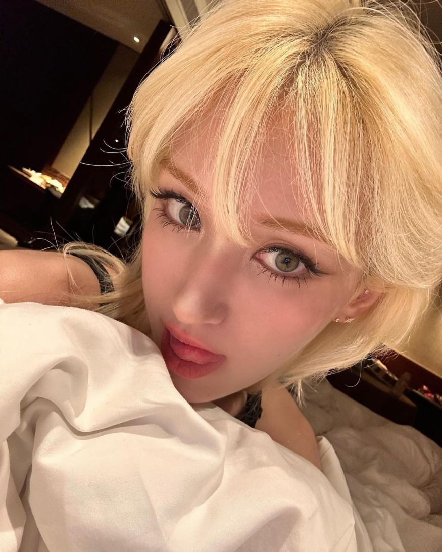 JEON SOMI boasts a glamorous sense of volume + solid S-line body