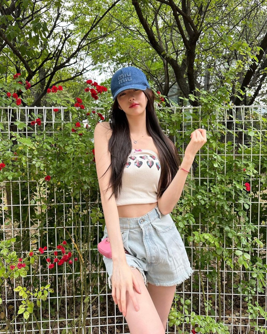 Wonyoung, God-given body + summer look.. 'Queen car'
