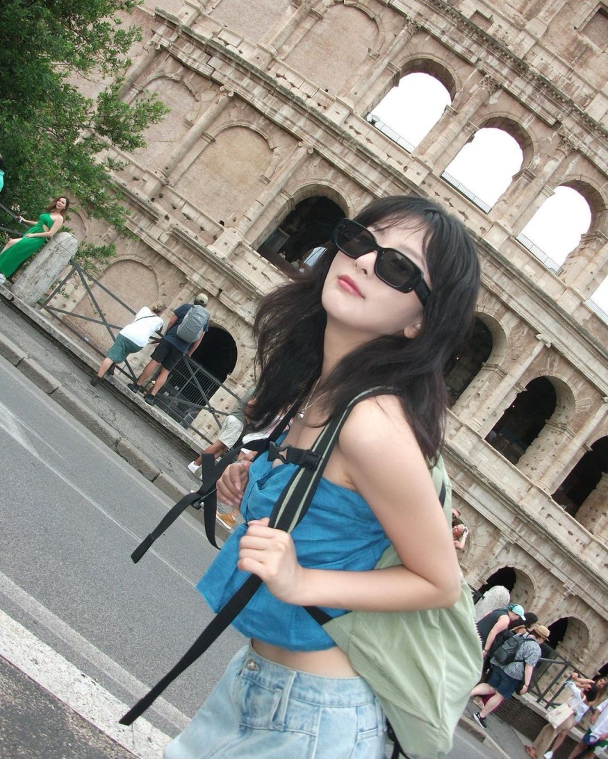 Red Velvet Seulgi, bold bustier look… Sexy abs and ant waist in Romans