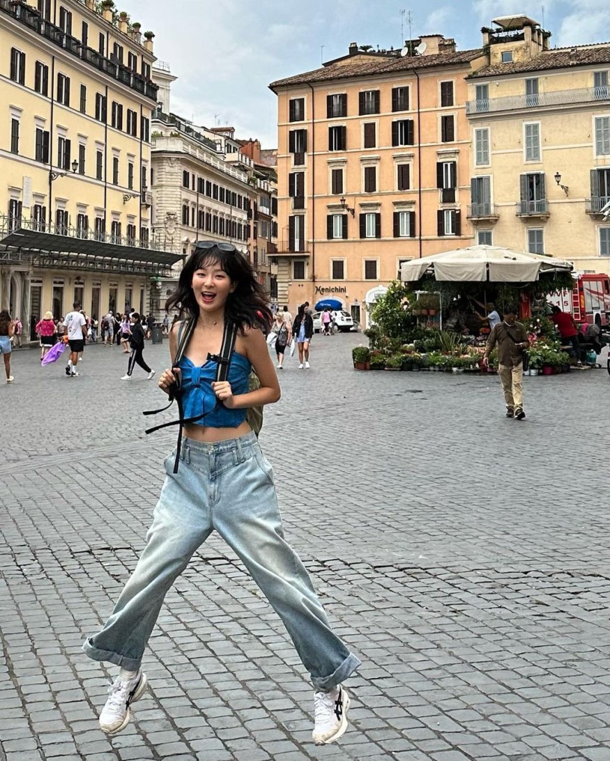 Red Velvet Seulgi, bold bustier look… Sexy abs and ant waist in Romans