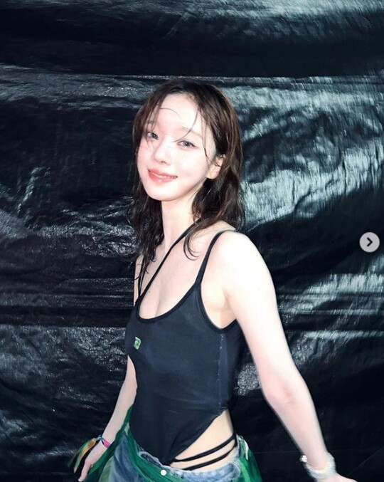 aespa Winter, bold side opening... Exposing sexy beauty with 'WATERBOMB' fashion