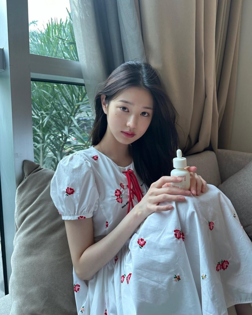 Jang Won-young, naked face and fantastic visual... doll sitting by the window
