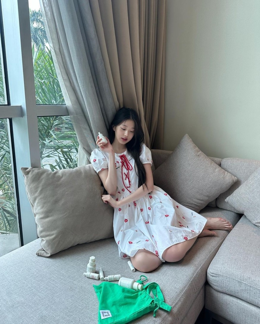 Jang Won-young, naked face and fantastic visual... doll sitting by the window