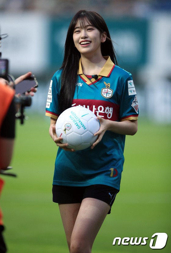 An Yu-jin finished the first pitch, the beauty of the goddess is in full bloom