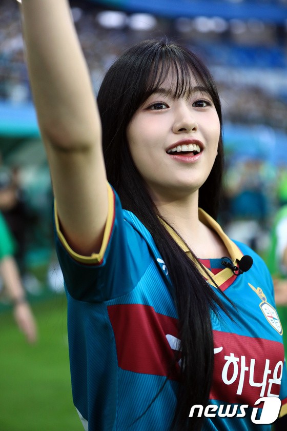 An Yu-jin finished the first pitch, the beauty of the goddess is in full bloom