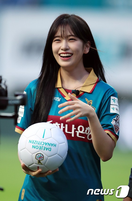 An Yu-jin finished the first pitch, the beauty of the goddess is in full bloom