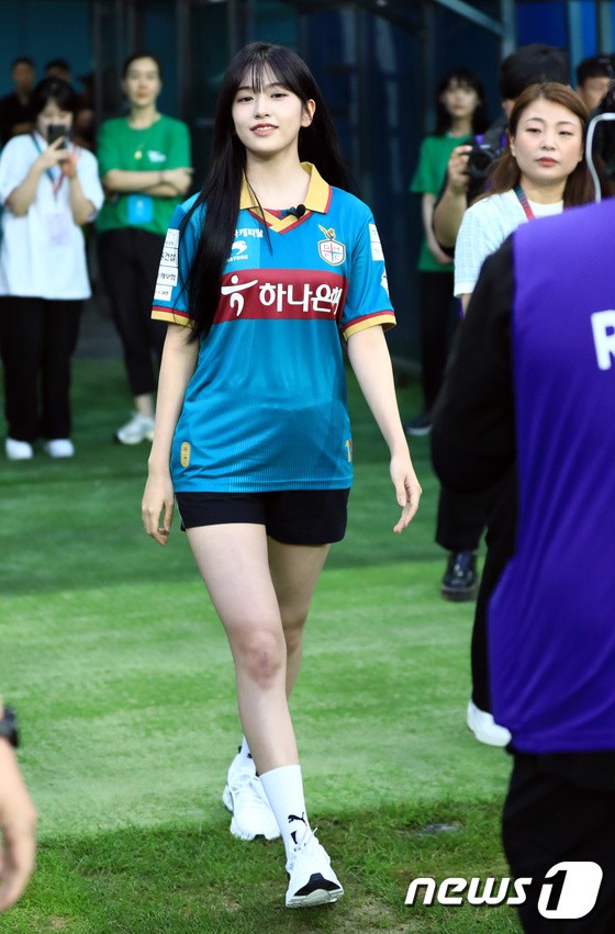 An Yu-jin finished the first pitch, the beauty of the goddess is in full bloom
