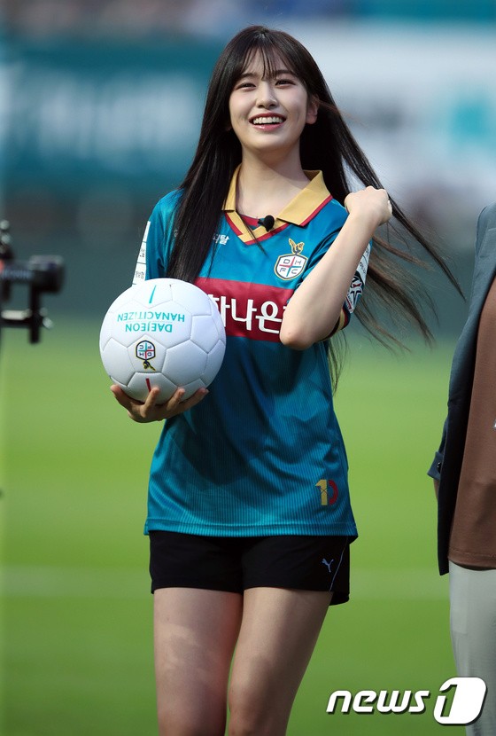 An Yu-jin finished the first pitch, the beauty of the goddess is in full bloom