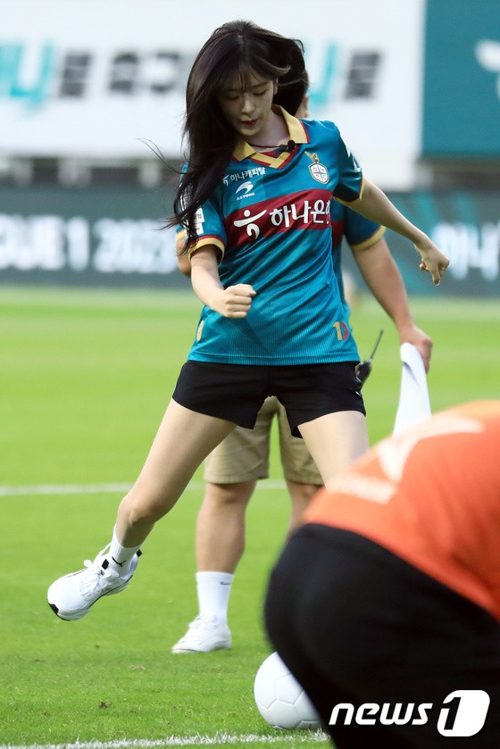 An Yu-jin finished the first pitch, the beauty of the goddess is in full bloom
