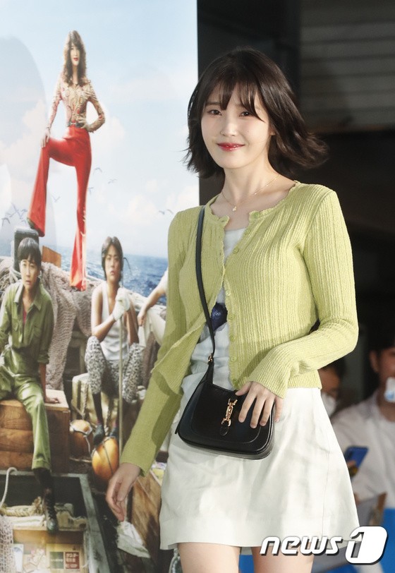 IU is shy about fans cheering