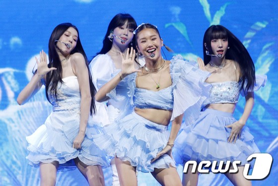 OH MY GIRL, Summer Queen is back