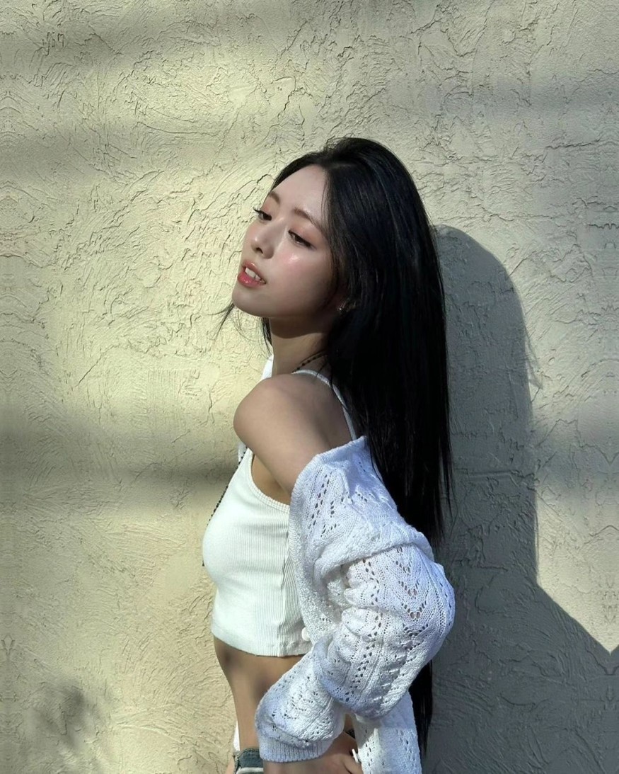ITZY Yuna, white tank top + jeans… 'Summer look of truth'