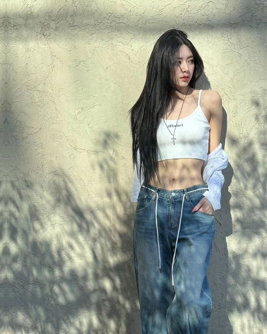 ITZY Yuna, white tank top + jeans… 'Summer look of truth'