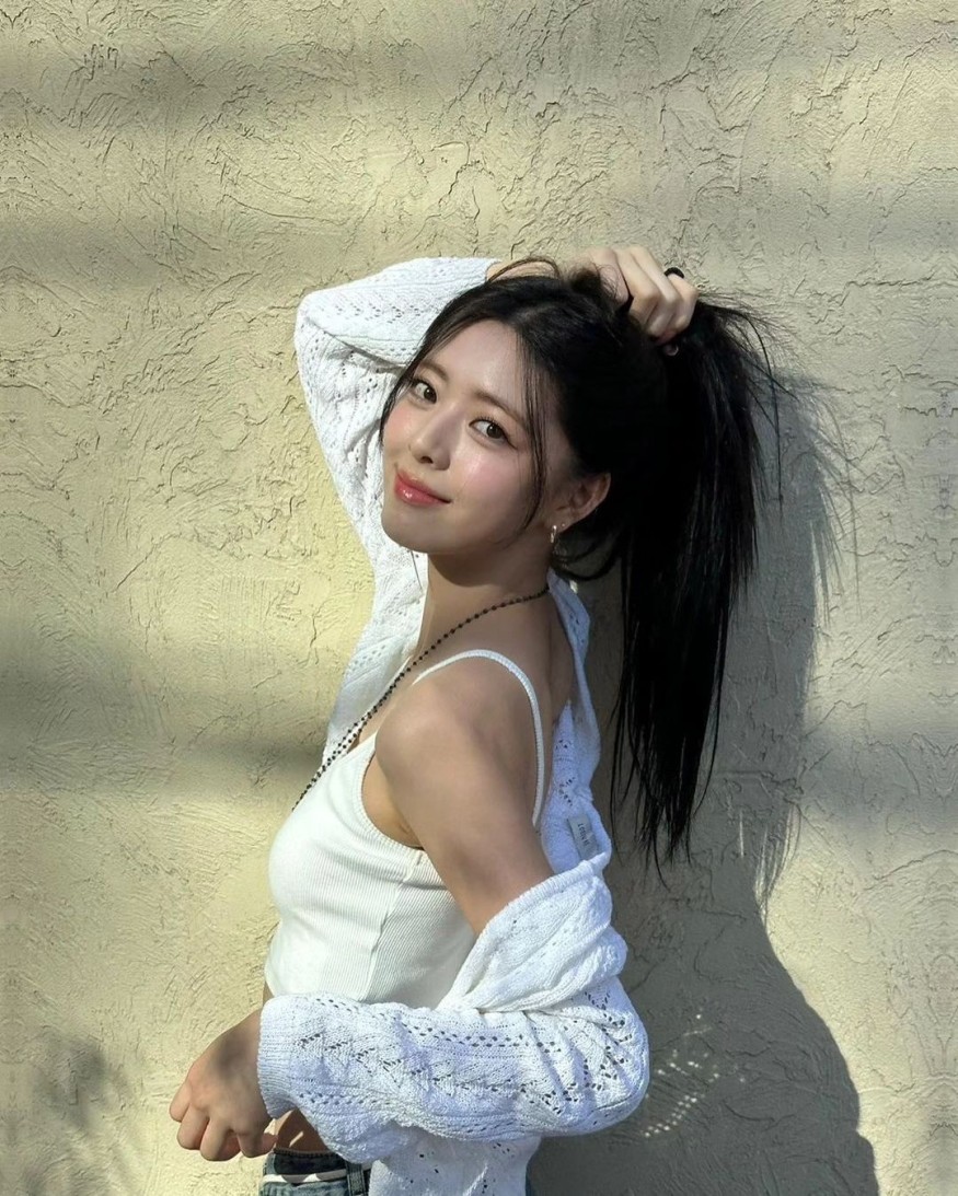 ITZY Yuna, white tank top + jeans… 'Summer look of truth'