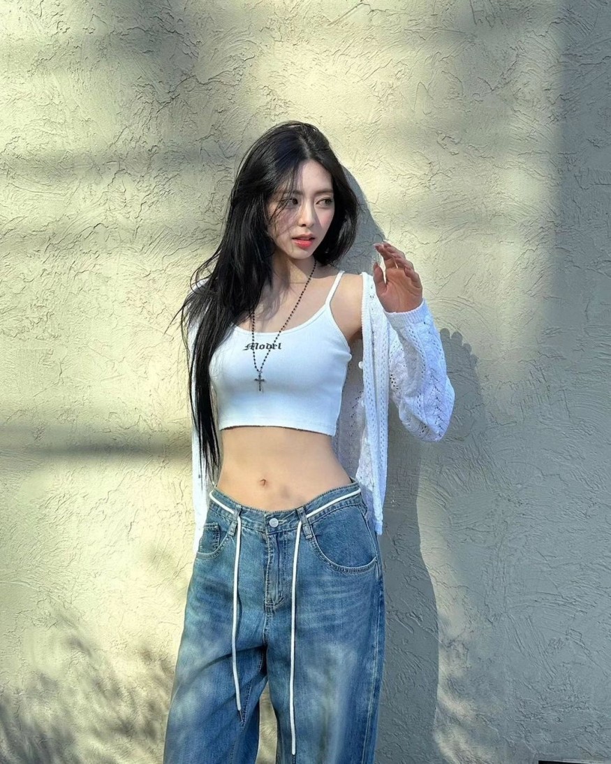 ITZY Yuna, white tank top + jeans… 'Summer look of truth'