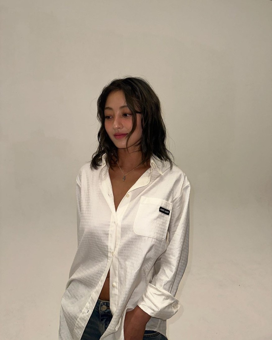 TWICE Jihyo, just wearing jeans and a shirt... Sexy