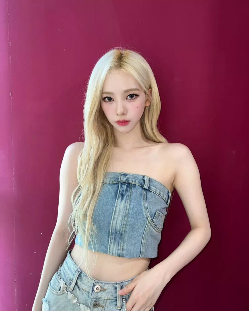 aespa Karina, wearing a crop top and showing off her ant waist