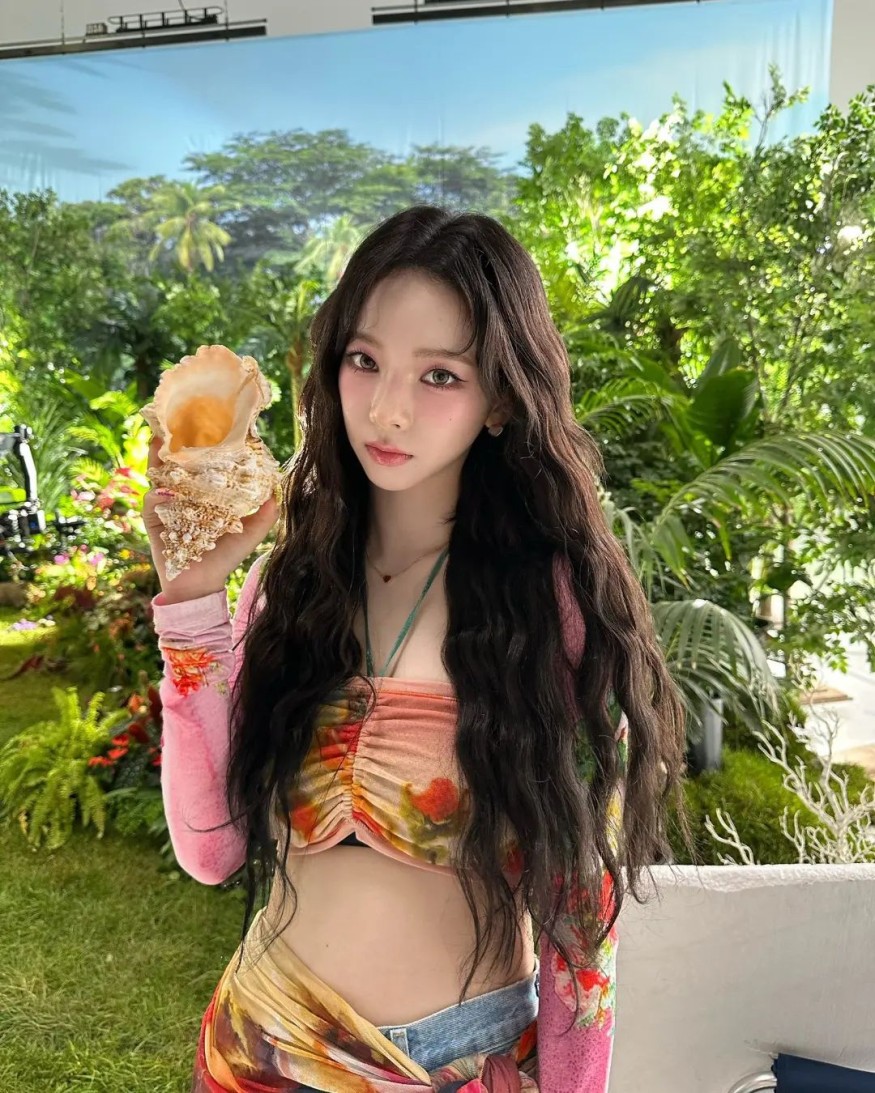 aespa Karina, wearing a crop top and showing off her ant waist